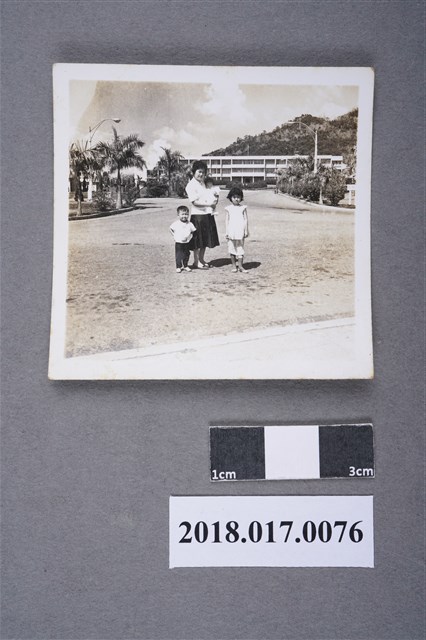 林何賽秋與子女於中興新村 (共2張)