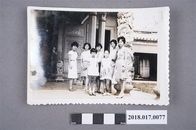 林夙芬與王素敏等七人於吳鳳廟 (共2張)