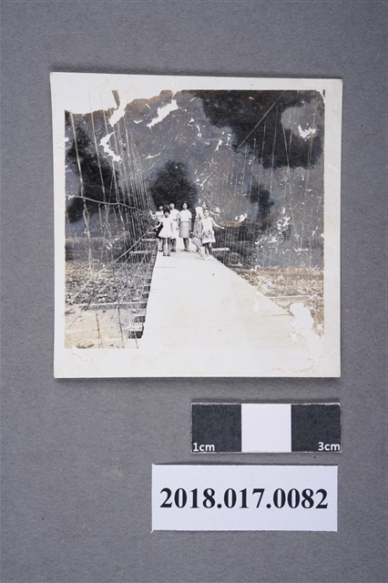 林夙芬與王素敏等七人於觸口地久橋 (共2張)