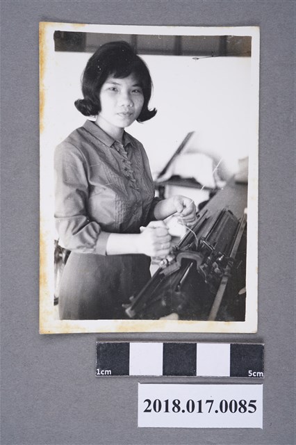 蔡明珠操作編織機 (共2張)