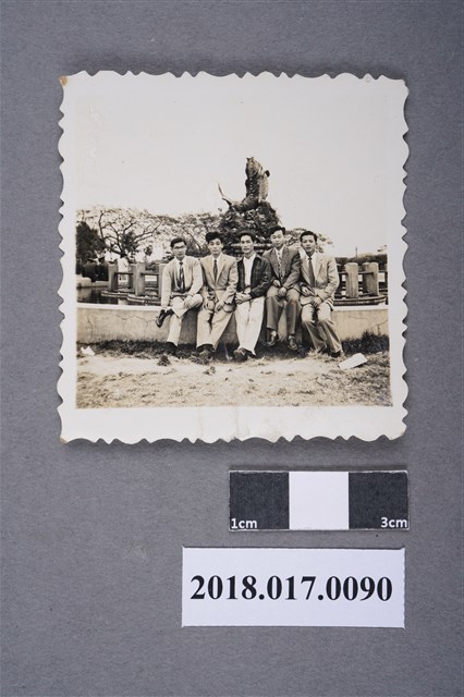 林坤佐與四男於大貝湖噴水池 (共2張)