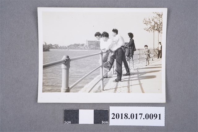 林坤佐與二男於大貝湖 (共2張)