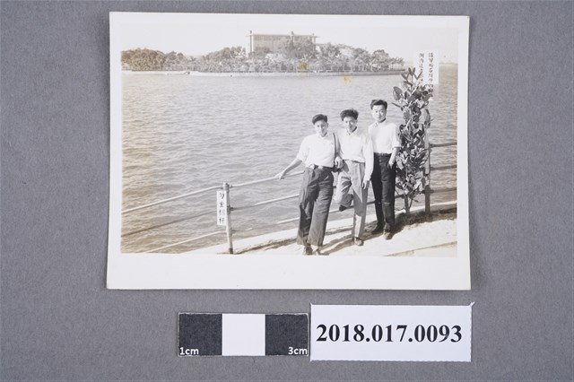 林坤佐與二男於大貝湖 (共2張)