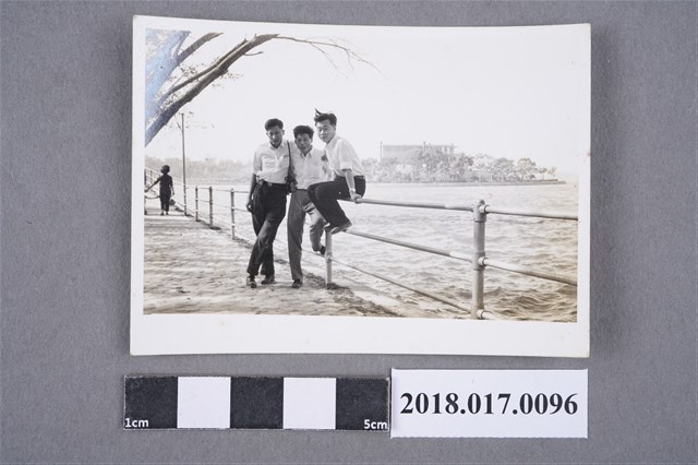 林坤佐與二男於大貝湖 (共2張)