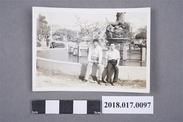 林坤佐與一男於大貝湖噴水池 (共2張)