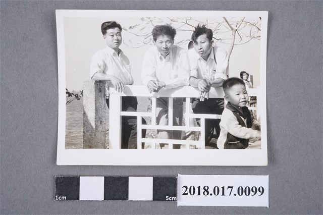 林坤佐與二男於大貝湖 (共2張)