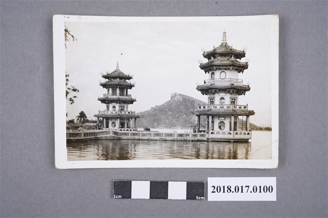 高雄蓮池潭春秋閣 (共2張)