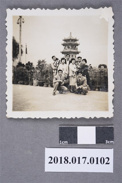 林坤佐夫妻與友人攝於蓮池潭春秋閣 (共2張)