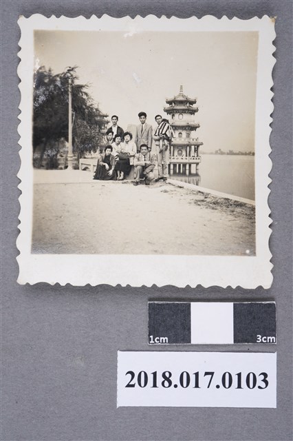 林坤佐夫妻與友人攝於蓮池潭春秋閣 (共2張)
