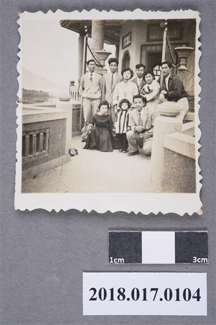 林坤佐夫妻與友人攝於蓮池潭春秋閣 (共2張)