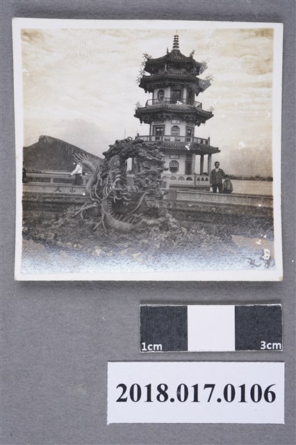 男子與男童於高雄蓮池潭春秋閣 (共2張)