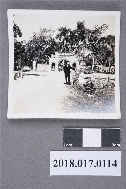 劉嘉豐攝於吳鳳廟山門前 (共2張)