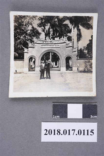 林坤佐與劉嘉豐攝於吳鳳廟山門前 (共2張)