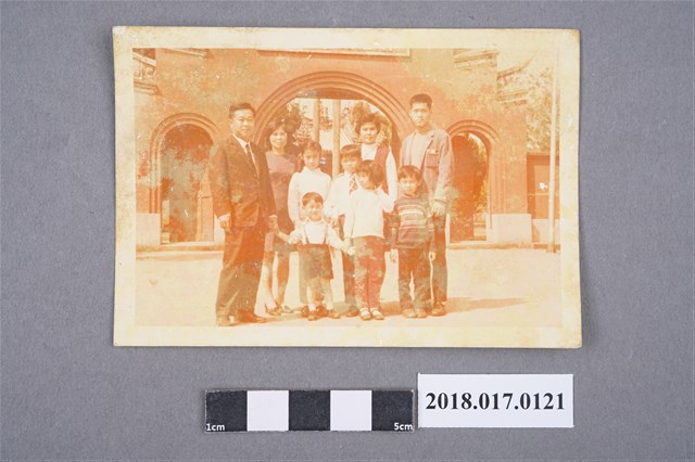 林坤佐與劉嘉豐家人攝於吳鳳廟山門前 (共2張)