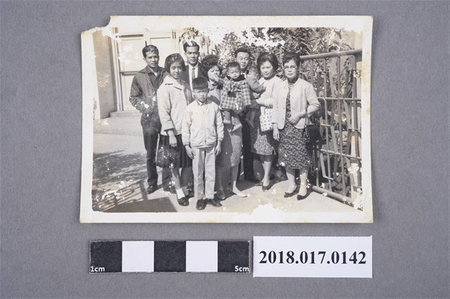 林坤佐夫妻與友人蘇金鈴全家福 (共2張)