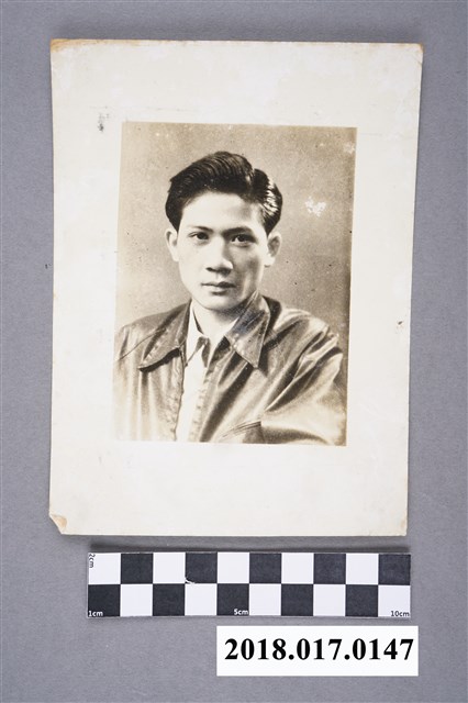 青年男子肖像照 (共2張)