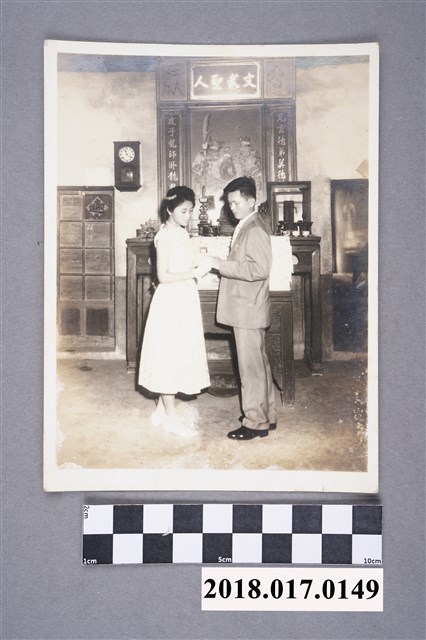 何仁傑與王美麗戴婚戒 (共2張)