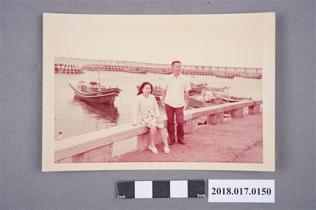 林何賽秋與何仁傑於東石漁港 (共2張)