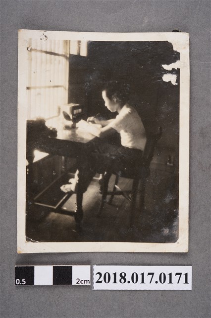 林坤佐坐在書桌 (共2張)