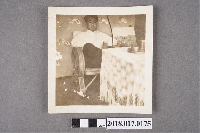 林坤佐坐在藤椅 (共2張)