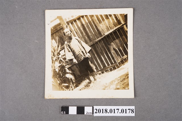 林陳葱於自家庭院 (共2張)