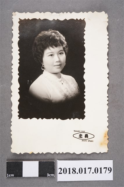 林何賽秋肖像照 (共2張)