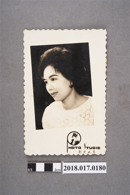 林何賽秋肖像照 (共2張)