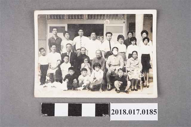 林坤佐與林陳葱等家人於嘉南農田水利會頂六工作站 (共2張)