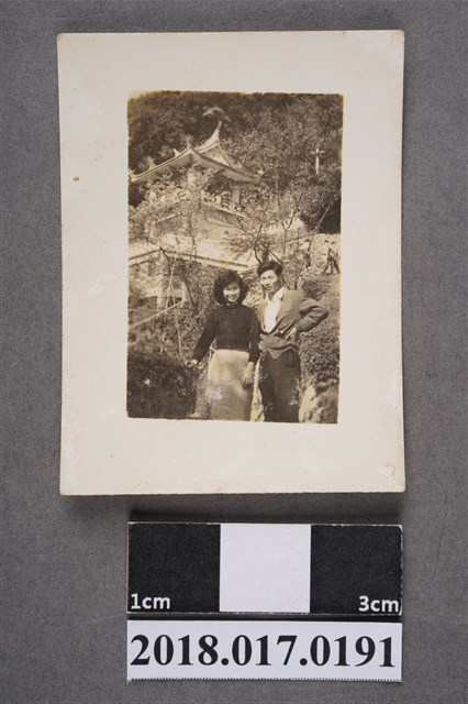 一男與一女攝於寺廟 (共2張)
