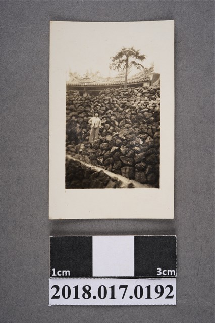 一女於半天岩紫雲寺 (共2張)