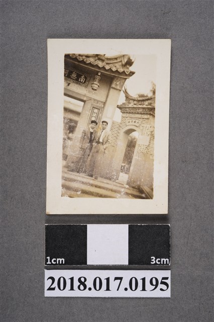 林坤佐與友人於關仔嶺大仙寺山門 (共2張)