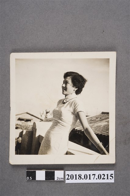 著旗袍女子 (共2張)