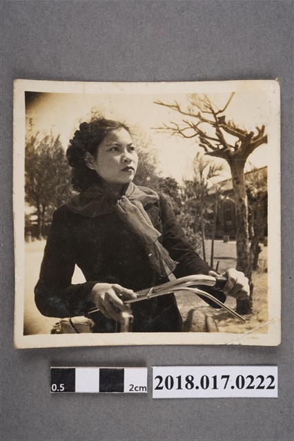 牽著腳踏車女子 (共2張)