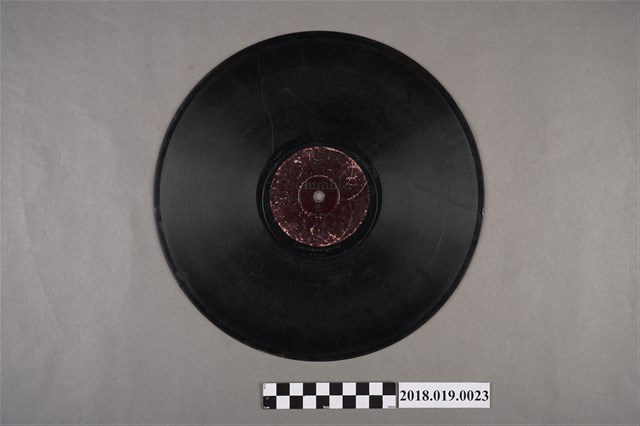 臺灣古倫美亞唱片公司發行編號80402《為情心帶煩　為愛受○○：不落花(其一)、(其二)》蟲膠唱片 (共2張)