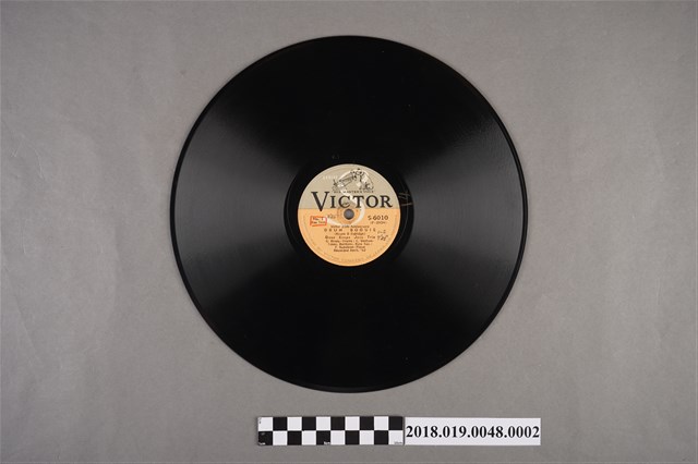 日本勝利唱片公司發行編號S-6010《勝利25週年爵士鼓布吉舞曲(克魯帕＆埃爾德里奇)吉恩克魯帕三人爵士演奏：第一樂章 狐步、第二樂章 狐步》蟲膠唱片 (共2張)