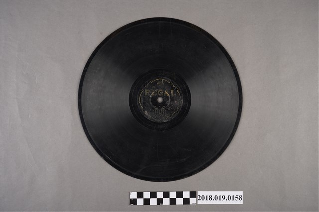 臺灣古倫美亞唱片公司發行利家商標編號T5X《鼓吹樂：高山留Ｏ、二？》蟲膠唱片 (共2張)