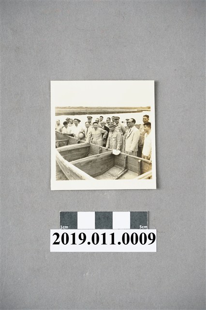 蔣經國巡視宜蘭查看木船黑白照片 (共3張)