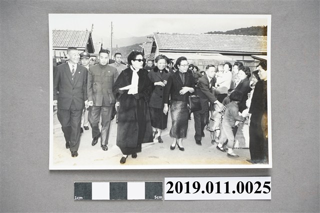 1960年宋美齡率領婦女領導幹部巡視眷村照片 (共3張)