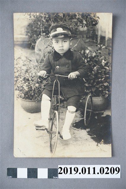 男童黑白相片 (共3張)