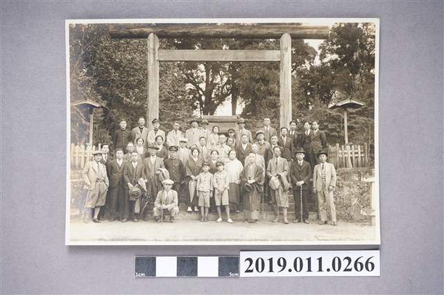 鳥居前合影 (共3張)