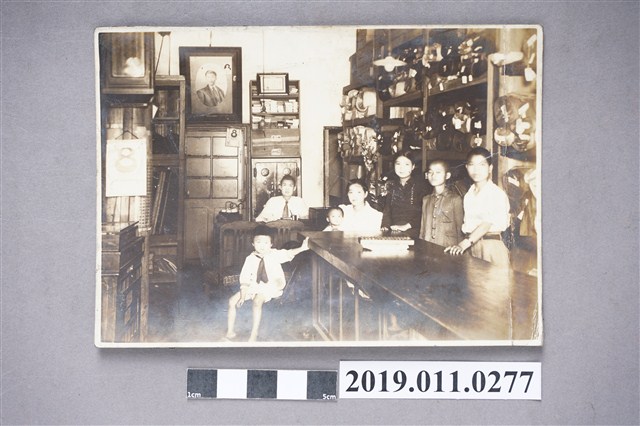 洋服店中合影 (共3張)