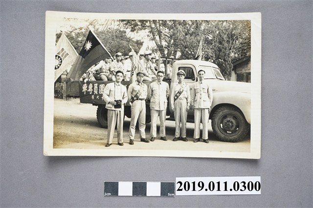 1950年代身披精忠報國紅色肩帶從軍學生 (共3張)