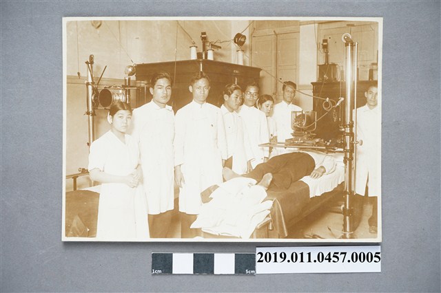 臺北帝國大學醫學部教授學生實習上課照片 (共3張)