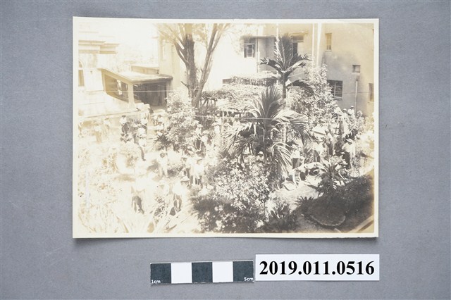 女學生整理花圃照 (共3張)