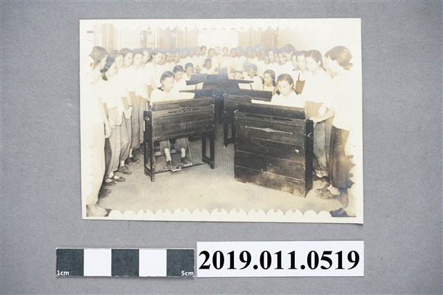 女學生彈鋼琴照 (共3張)