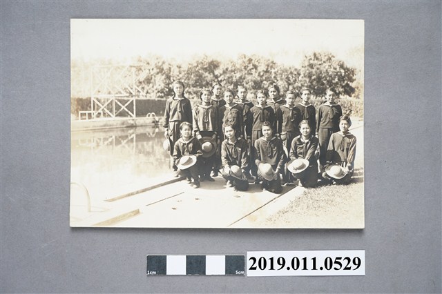 女學生泳池邊合影 (共3張)