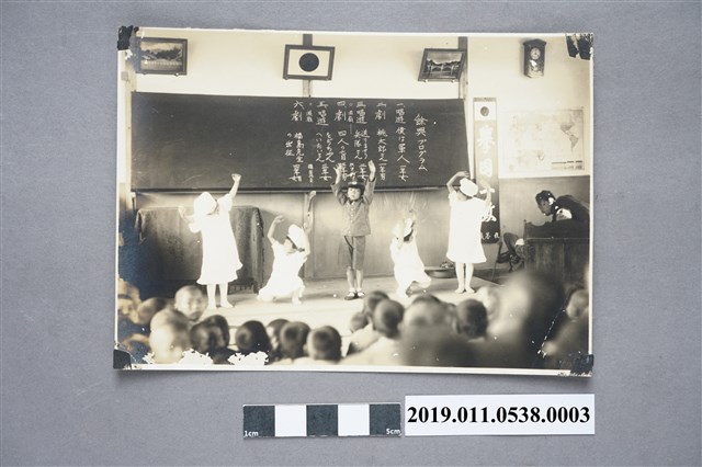 日本時代小學生教室表演照片 (共3張)