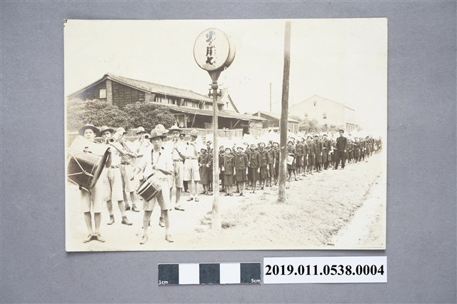 日本時代小學生戶外遊行照片 (共3張)