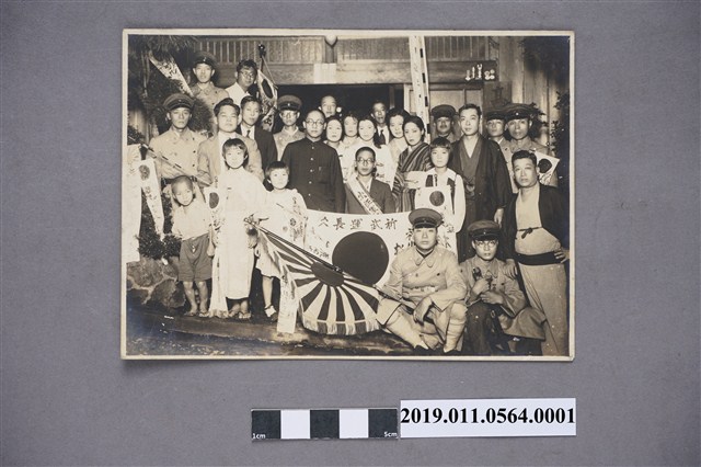 在台日本兵應徵入伍前與送行親友合影1 (共3張)