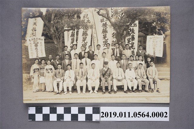 在台日本兵應徵入伍前與送行親友合影2 (共3張)